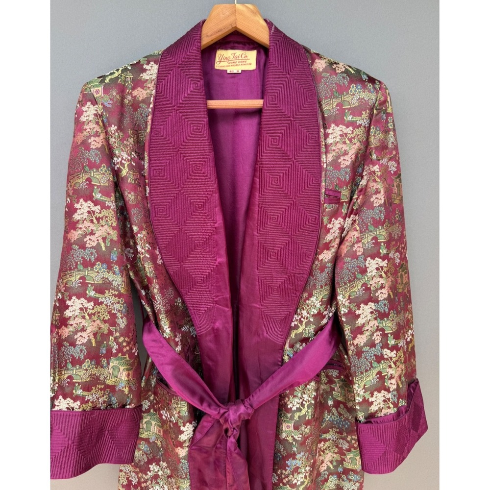 Vintage Ying Tai Co Smoking Jacket Purple Silk Brocade Village Scenes 46 B 1940s - Picture 2 of 16